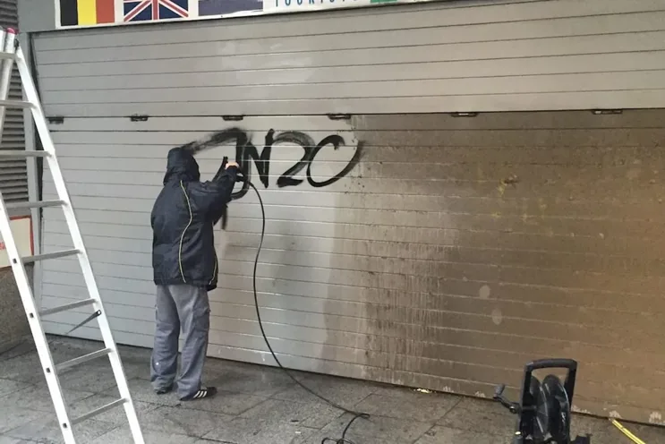 Eliminació de grafiti en persiana metàl·lica