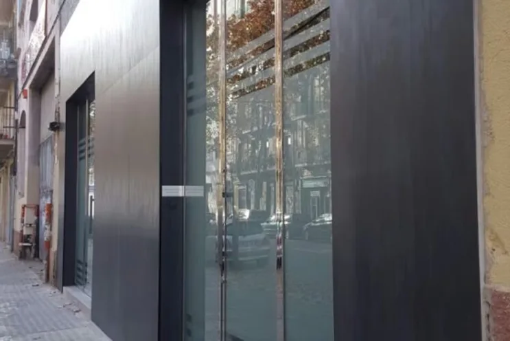 Neteja de façana en edifici d'habitatges