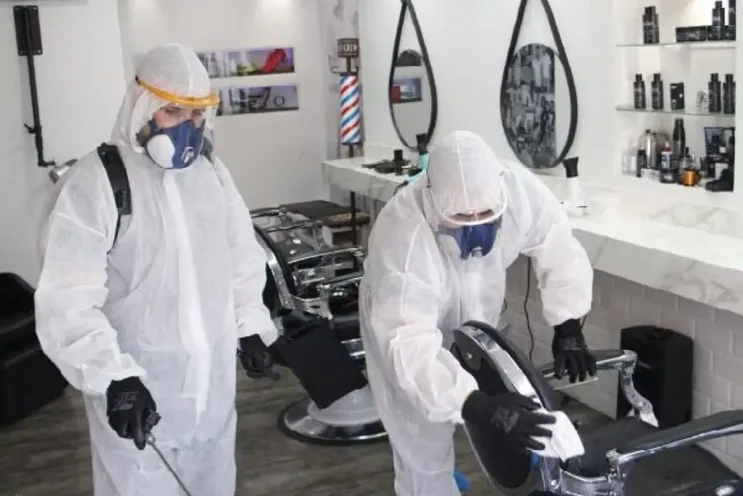 Desinfecció d'espai comercial en funcionament